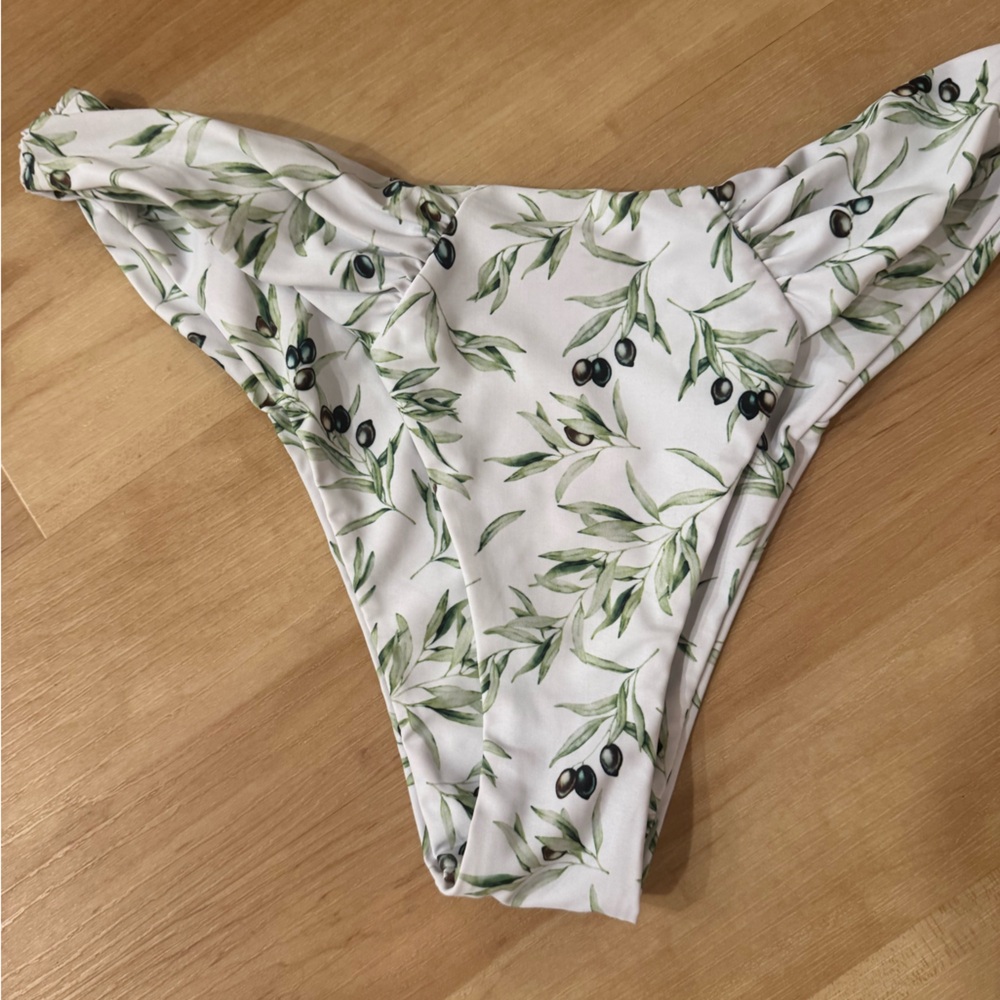 NWOT Berlook Olive Tree Print Ruched Bikini Bottoms White Size Large